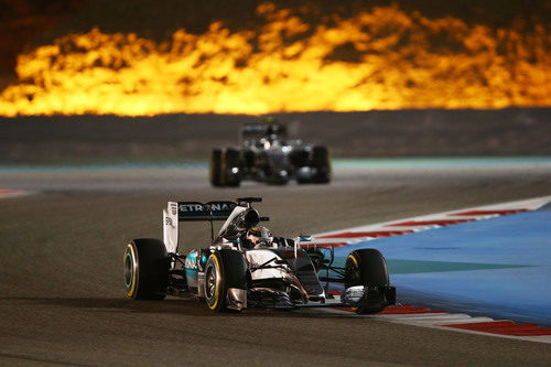 Lewis Hamilton comanda la carrera