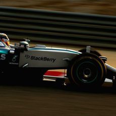 Lewis Hamilton rueda con el neumático blando