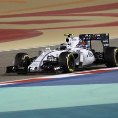 Valtteri Bottas rueda por el colorido trazado de Sakhir