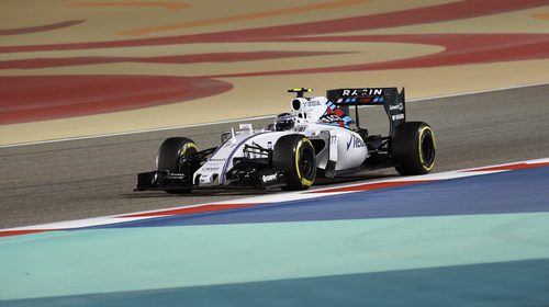 Valtteri Bottas rueda por el colorido trazado de Sakhir