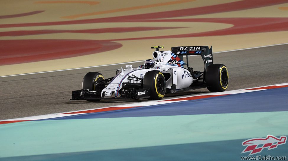 Valtteri Bottas rueda por el colorido trazado de Sakhir