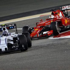 Sebastian Vettel presiona a Bottas
