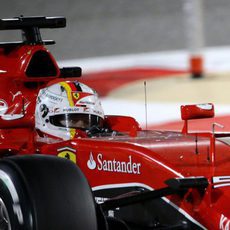 Primer plano de Sebastian Vettel en el SF15-T