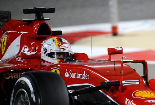Primer plano de Sebastian Vettel en el SF15-T