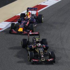 Pastor Maldonado rueda con el E23 por delante de Kvyat