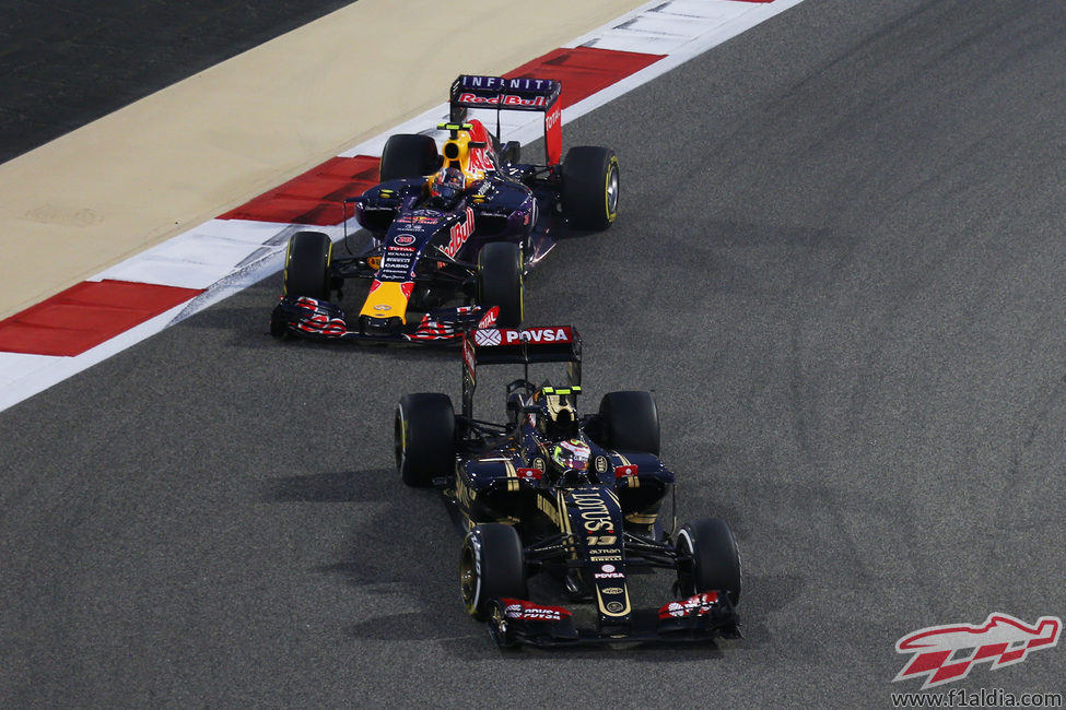 Pastor Maldonado rueda con el E23 por delante de Kvyat