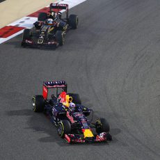 Romain Grosjean persigue a Daniel Ricciardo