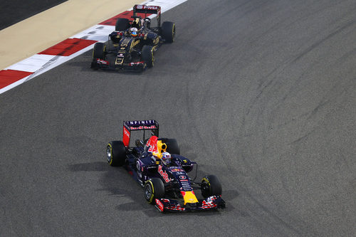 Romain Grosjean persigue a Daniel Ricciardo