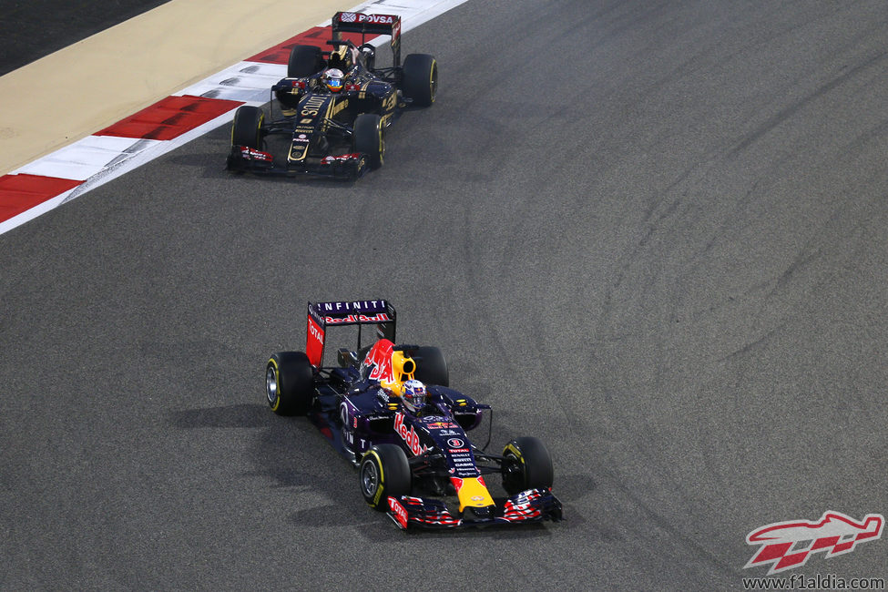 Romain Grosjean persigue a Daniel Ricciardo