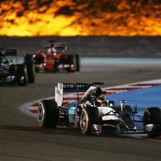 Lewis Hamilton rueda por delante de Rosberg