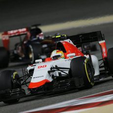 Roberto Merhi a punto de pasar por la bandera a cuadros