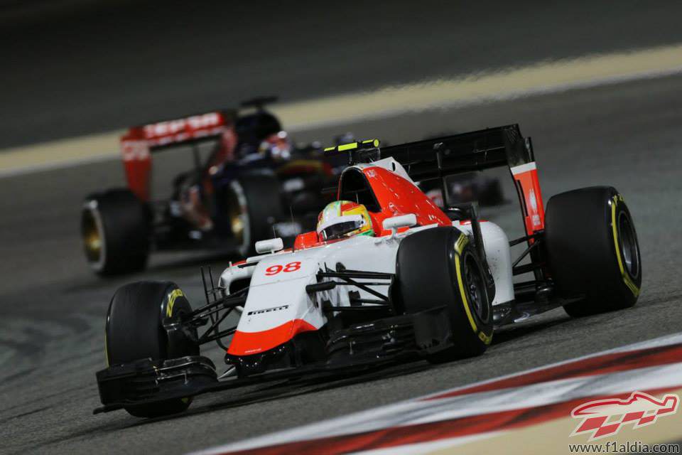 Roberto Merhi a punto de pasar por la bandera a cuadros