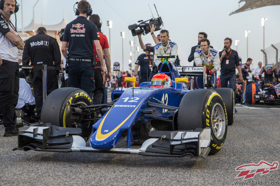 Felipe Nasr llegando a la parrilla de salida