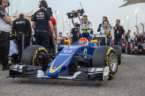 Felipe Nasr llegando a la parrilla de salida