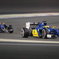 Marcus Ericsson por delante de su compañero de equipo