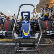 Los mecánicos de Ericsson preparan el coche para la salida