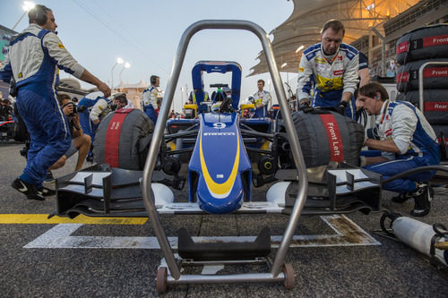 Los mecánicos de Ericsson preparan el coche para la salida