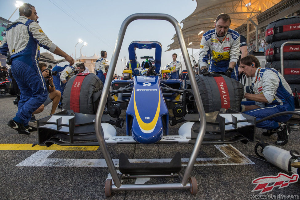 Los mecánicos de Ericsson preparan el coche para la salida