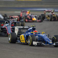 Felipe Nasr liderando el grupo que lucha por los puntos