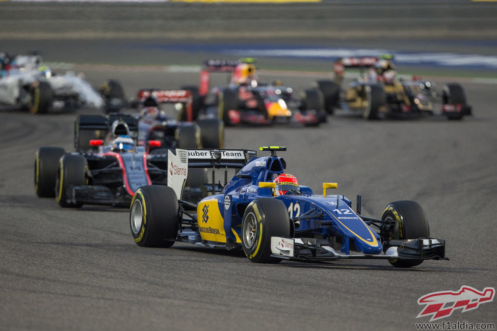 Felipe Nasr liderando el grupo que lucha por los puntos