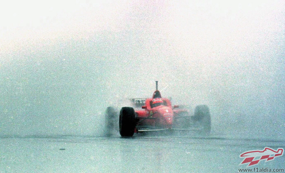 1996: Schumacher gana en el diluvio