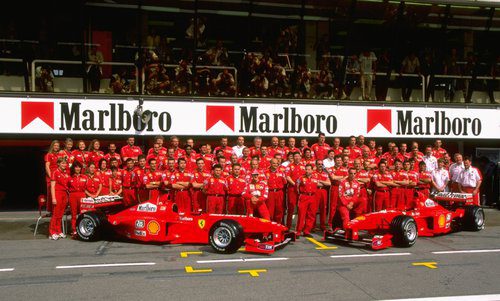 Ferrari posa en pleno en Montmeló