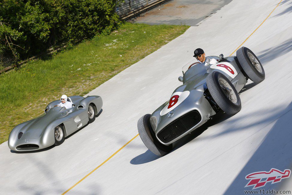 Mercedes 300 SLR y W196 a pista