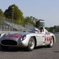 El Mercedes 300 SLR en manos de Lewis Hamilton