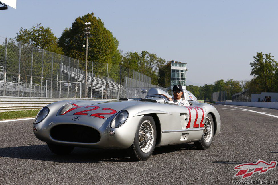 El Mercedes 300 SLR en manos de Lewis Hamilton