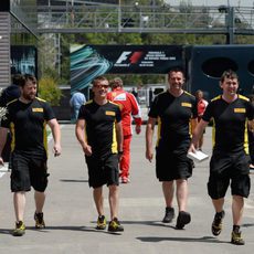 Los ingenieros de Pirelli pasean por el 'paddock'