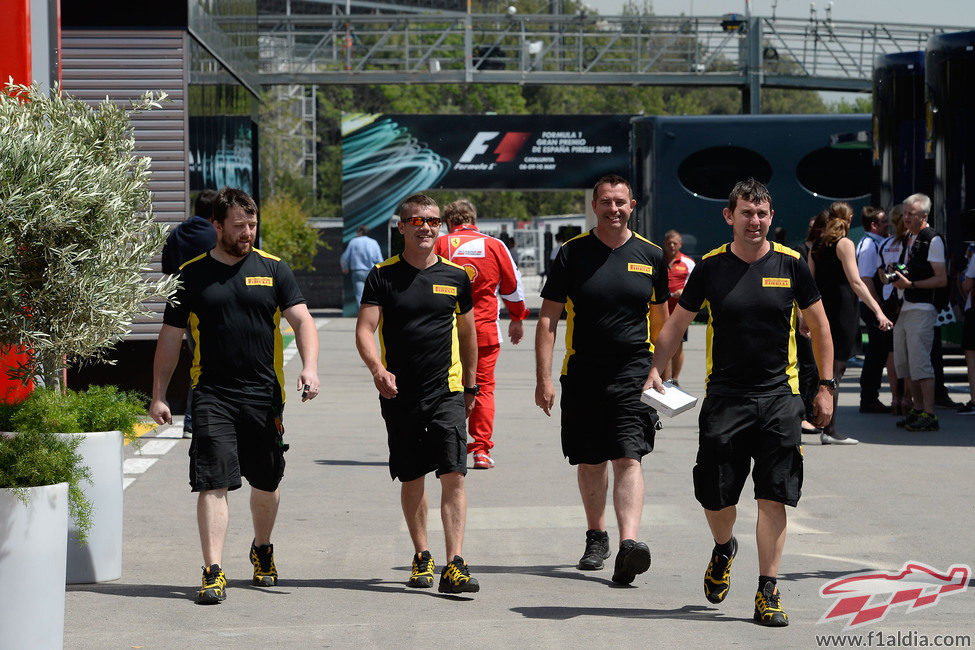Los ingenieros de Pirelli pasean por el 'paddock'