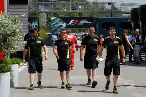 Los ingenieros de Pirelli pasean por el 'paddock'