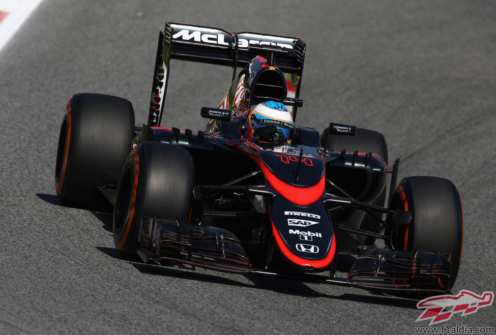 Fernando Alonso rueda con la nueva decoración del MP4-30