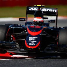 Jenson Button volando sobre los pianos del Circuit de Barcelona-Catalunya