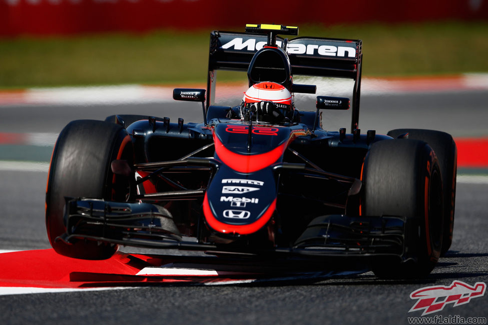 Jenson Button volando sobre los pianos del Circuit de Barcelona-Catalunya