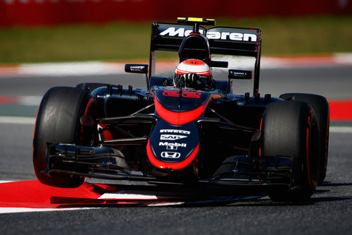 Jenson Button volando sobre los pianos del Circuit de Barcelona-Catalunya