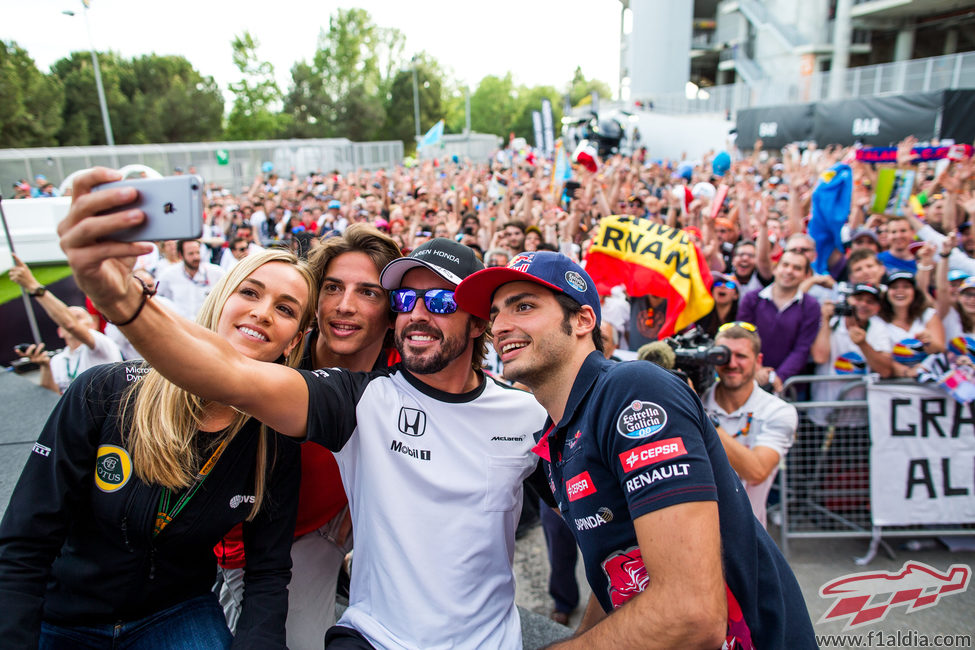 Selfie de los pilotos españoles en la Fórmula 1