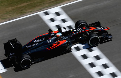 Fernando Alonso pasando sobre la línea de meta