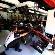 Fernando Alonso en el garaje preparado para salir a la pista