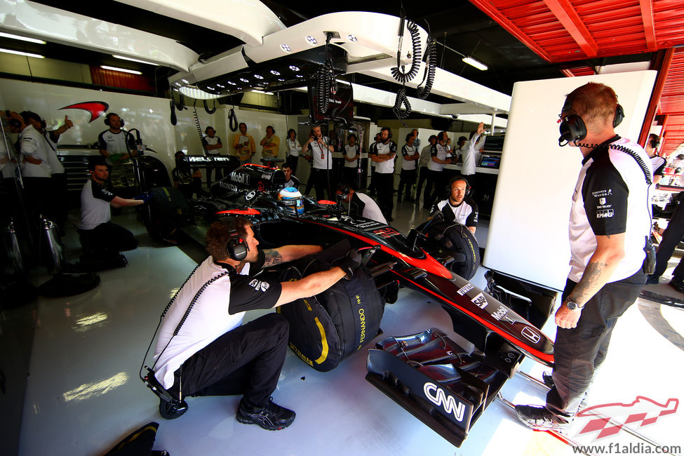 Fernando Alonso en el garaje preparado para salir a la pista