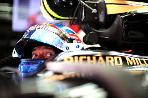 Jolyon Palmer recibiendo las últimas instrucciones antes de salir a pista