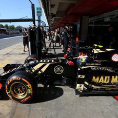 Pastor Maldonado saliendo del garaje