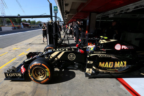 Pastor Maldonado saliendo del garaje