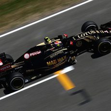 Pastor Maldonado pasando por la recta principal