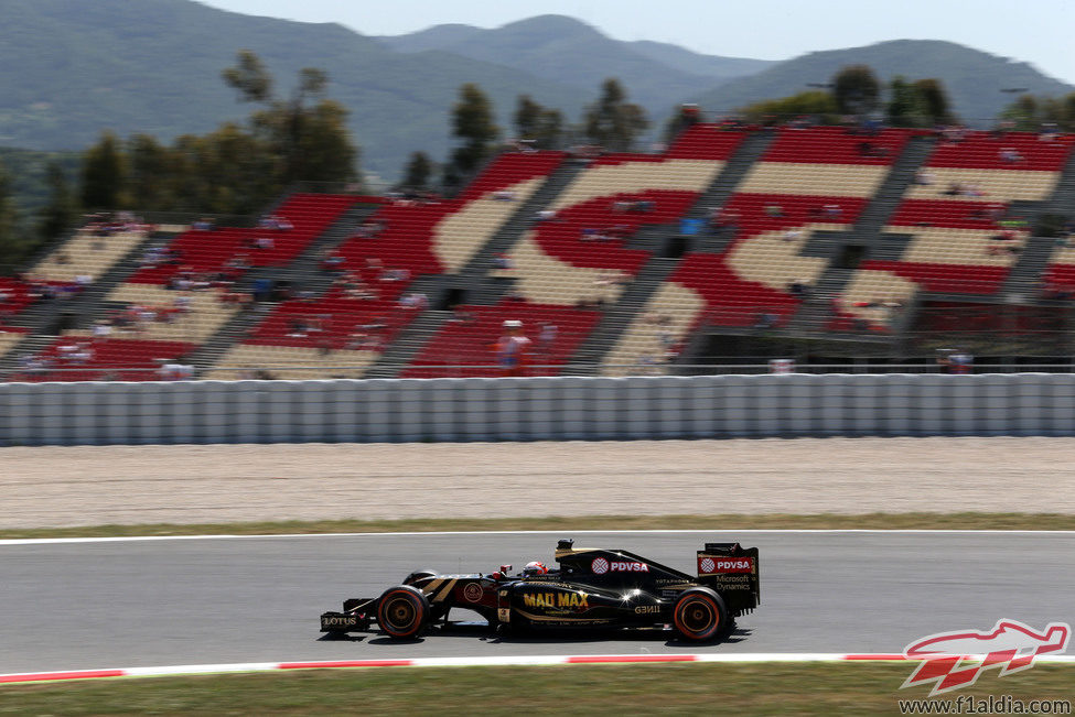 Romain Grosjean pilotando en la FP2