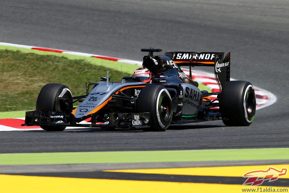 Nico Hülkenberg trazando una curva del Circuit de Barcelona-Catalunya