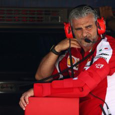 Maurizio Arrivabene con semblante serio en Montmeló