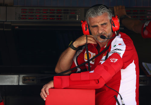 Maurizio Arrivabene con semblante serio en Montmeló