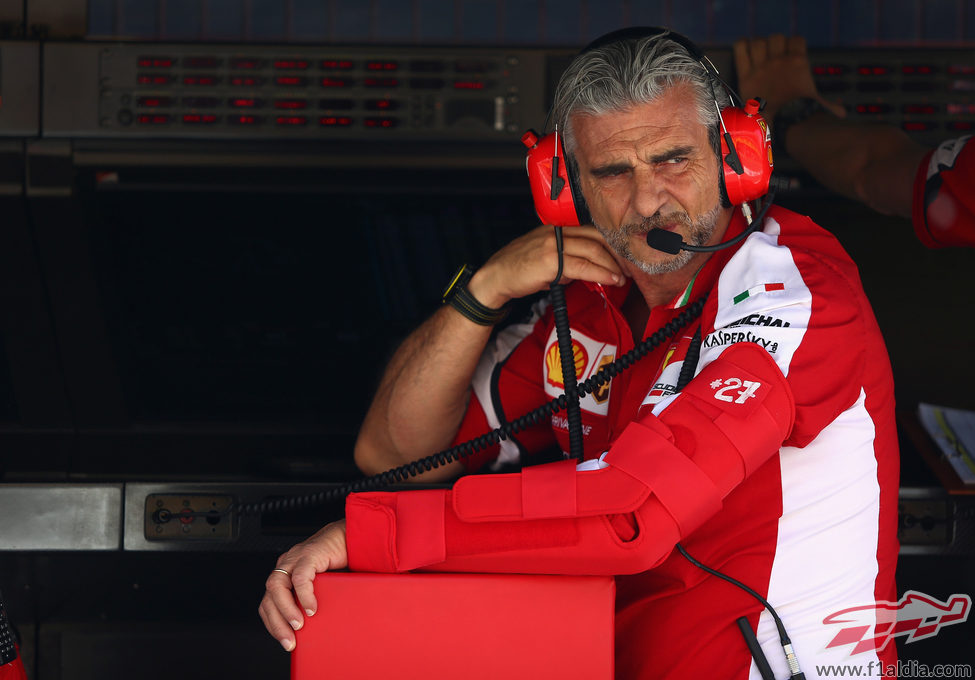 Maurizio Arrivabene con semblante serio en Montmeló