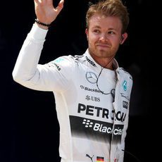 Nico Rosberg saluda tras lograr la primera pole del año